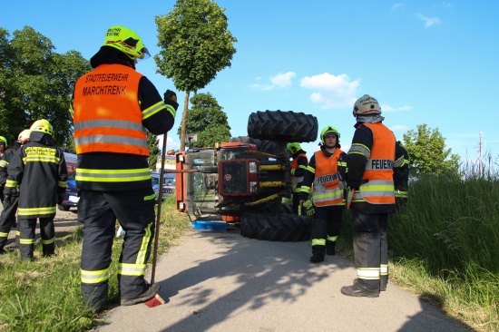Traktor stürzte über Böschung auf Radweg - Lenker blieb unverletzt