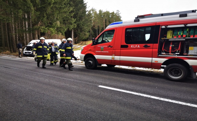 Feuerwehreinsatz nach starker Rauchentwicklung eines Kleintransporters in Waldburg