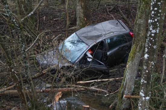 Tdlicher Verkehrsunfall: Auto landet in Hartkirchen nach Kollision mit Bumen im Bachbett