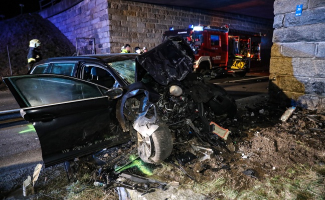 Tödlicher Verkehrsunfall: Auto bei Allhaming frontal gegen Unterführung gekracht