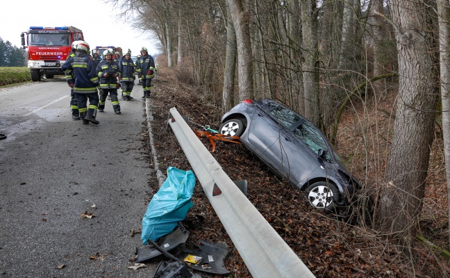 Auto kracht bei Verkehrsunfall in Wolfsegg am Hausruck in