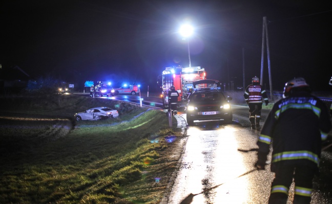 Verkehrsunfall mit vier Fahrzeugen zwischen Hartkirchen und Pupping fordert eine verletzte Person