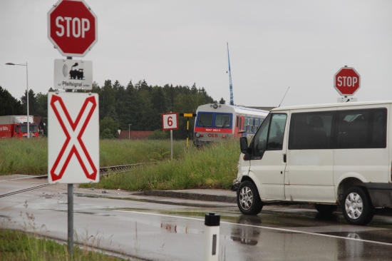 Kleintransporter an Bahnübergang von Regionalzug der Almtalbahn gestreift