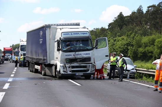 Drei Verletzte und Blechsalat bei Unfall mit mehreren LKW auf der Welser Autobahn