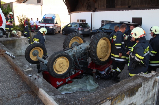  Drei Kinder bei Unfall in Bad Wimsbach-Neydharting unter Traktor eingeklemmt