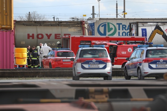 Gefahrstoffeinsatz: Austritt von Toluylendiisocyanat aus einem Container in Wels-Puchberg