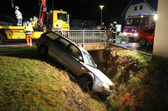 Alkolenker landet in Pinsdorf mit Auto in Hochwasserentlastungsgerinne