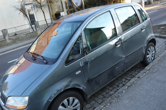 Menschenrettung aus Auto nach Kollision mit geparktem Fahrzeug in Traun