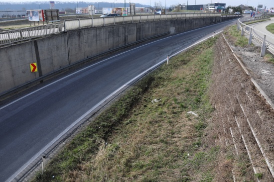 Flurbrand im Bereich der Autobahnabfahrt in Wels-Waidhausen