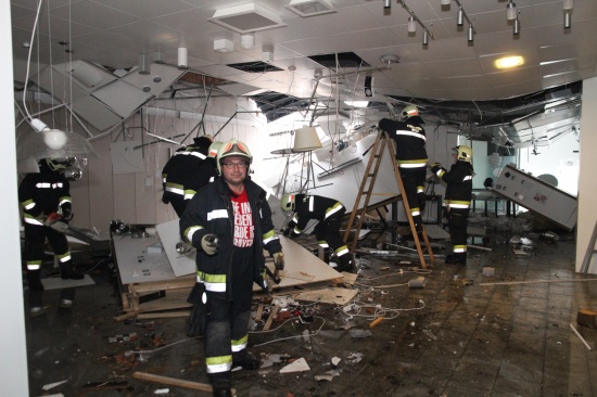 Dach eines Firmengebäudes in Wels unter Regenmassen eingebrochen