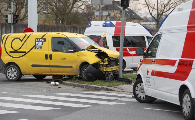 Kreuzungscrash zwischen Postauto und PKW in Wels-Pernau fordert zwei Leichtverletzte