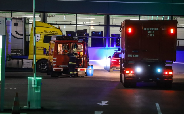 Einsatz der Feuerwehr bei verunfalltem Stapler in einem Logistiklager in Wels-Pernau