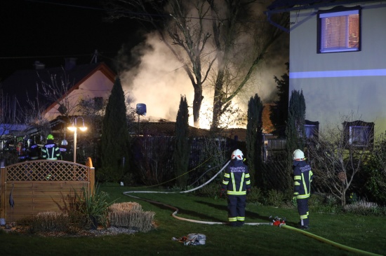 Grerer Einsatz der Feuerwehren bei Brand einer Garten- und Werkstttenhtte in Schlatt