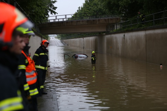 Fahrzeuglenker fuhr in Marchtrenk in eine überflutete Unterführung