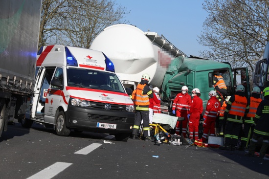 LKW-Crash auf Autobahnparkplatz der Innkreisautobahn bei Krenglbach fordert Schwerverletzten