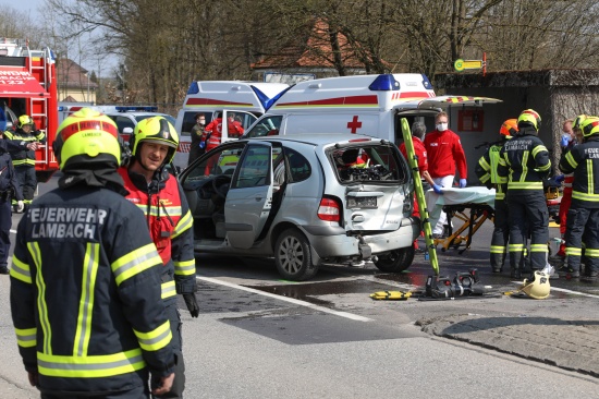 Schwerer Verkehrsunfall auf Gmundener Strae in Lambach fordert drei Verletzte