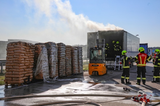 Brand einer LKW-Ladung: Unfreiwillige "Grillerei" auf Autobahnparkplatz in Laakirchen