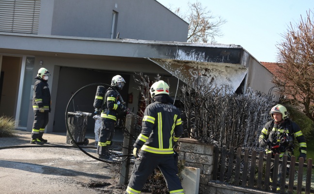 Nachbar setzt beim Unkrautverbrennen versehentlich Thujenhecke und Garagenfassade in Wels-Vogelweide in Brand