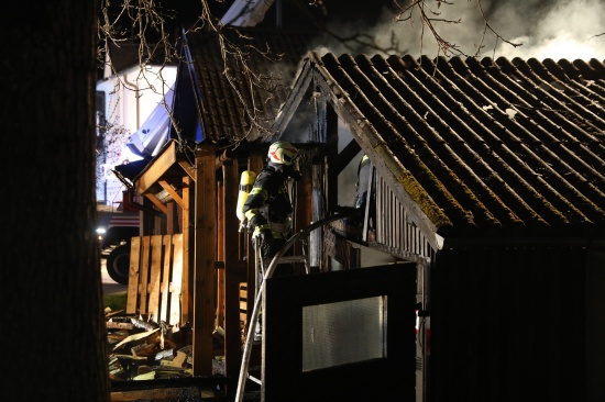 Nächtlicher Großeinsatz: Gartenhütte im Ortszentrum von Pinsdorf in Flammen aufgegangen