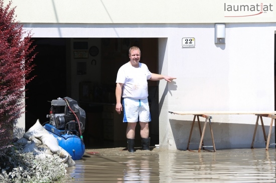 Peter Grubinger zeigt den Hchststand der Donau an seiner Hausmauer, 2002 lag der Pegel unterhalt des Brettes