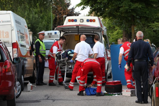 Bub in der Pernauer Straße von PKW erfasst und schwer verletzt