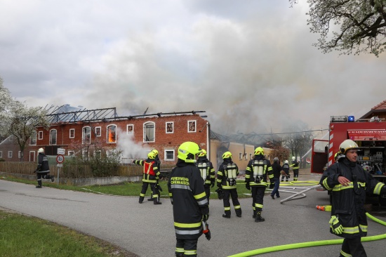 Grobrand auf Bauernhof in Offenhausen - 16 Feuerwehren im Einsatz