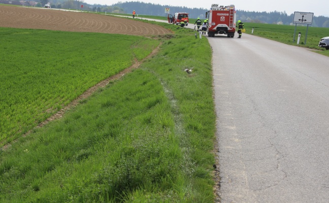 Einsatzkrfte entdecken bei Sipbachzell whrend Fahrt zu einem anderen Unfall weitere Unfallstelle