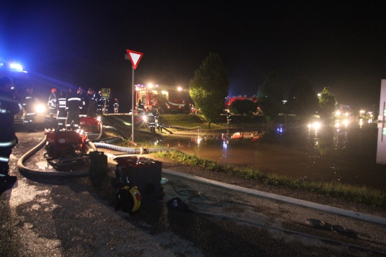 Neun Feuerwehren verhindern vollständige Überflutung des Gewerbegebietes Oberperwend
