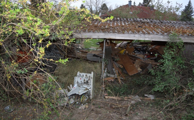 Alkoholisierte Autolenker krachen in Edt bei Lambach nacheinander in Stromverteiler und Gartenhtte