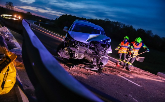 Auto kracht bei einer Brcke in Marchtrenk frontal gegen Leitschiene