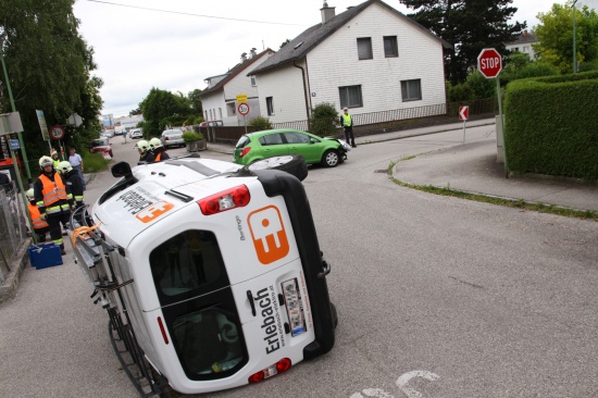 Fahrzeug bei Verkehrsunfall im Kreuzungsbereich in Wels umgekippt