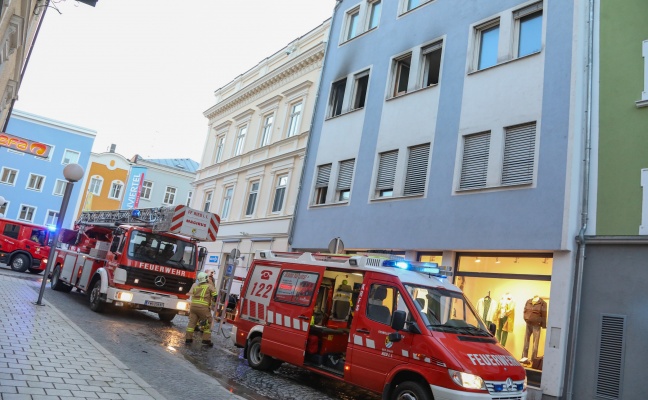Wohnungsbrand im Stadtzentrum von Ried im Innkreis sorgt fr greren Einsatz der Feuerwehr