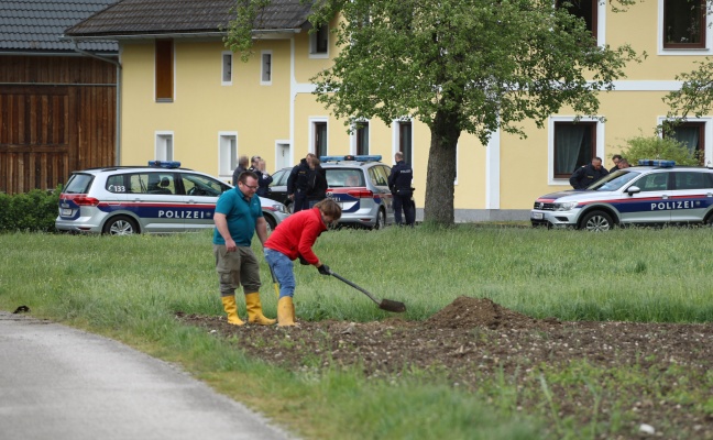 Polizeieinsatz: Teile einer Fliegerbombe in einem Feld in Fischlham gefunden