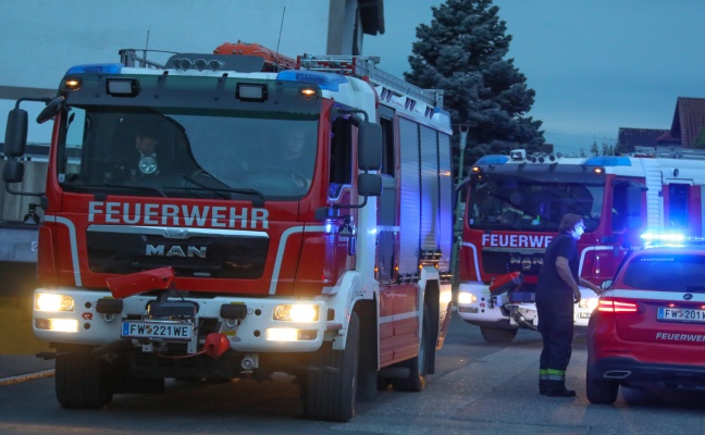 Greres Lagerfeuer in Wels-Lichtenegg lste Einsatz der Feuerwehr aus