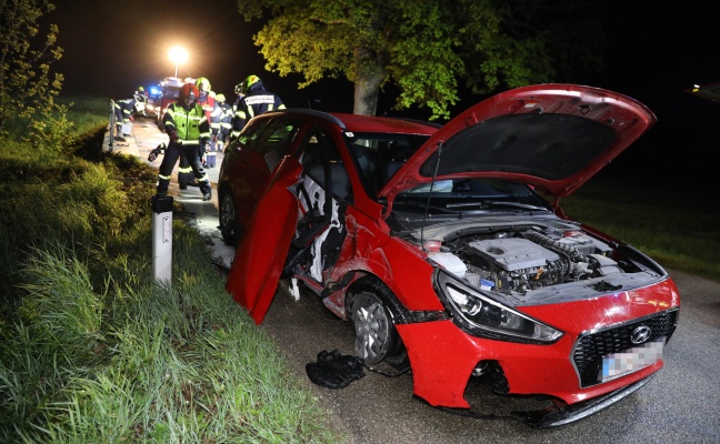 Auto kracht bei Unfall in Pennewang gegen Brckengelnder