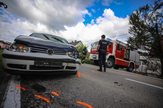 Verkehrsunfall mit drei beteiligten Autos in einem Kreuzungsbereich in Weikirchen an der Traun