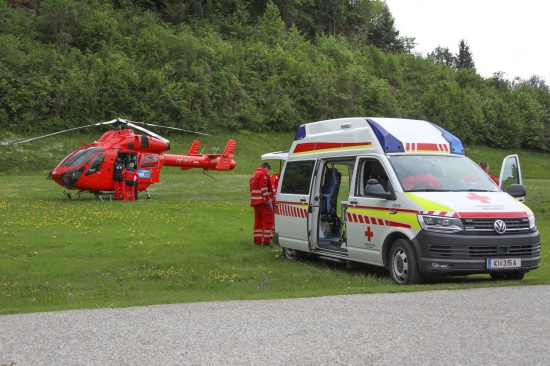 Schwerverletzter nach Absturz mit Rasenmähertraktor über einen steilen Hang in Grünburg