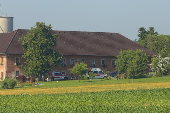 Notarzteinsatz bei schwerer Armverletzung in einem landwirtschaftlichen Objekt in Sipbachzell