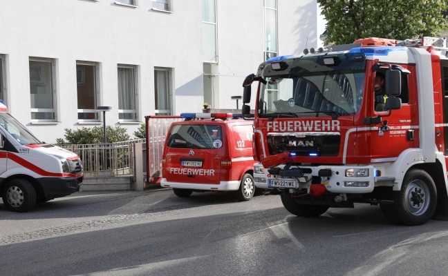 Personenrettung in Notaufnahme: Patient in Wels-Neustadt mit Hand in Schleifmaschine eingeklemmt