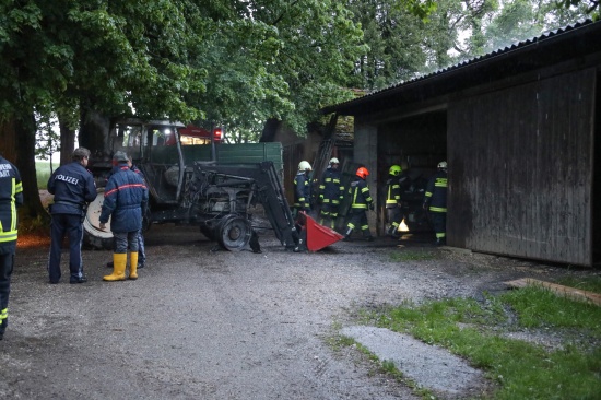 Brand eines Traktors in einem Nebengebäude eines Bauernhofes