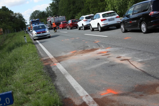 Rettung und Notarzthubschrauber nach Auffahrunfall auf Kremstalstrae in Traun im Einsatz