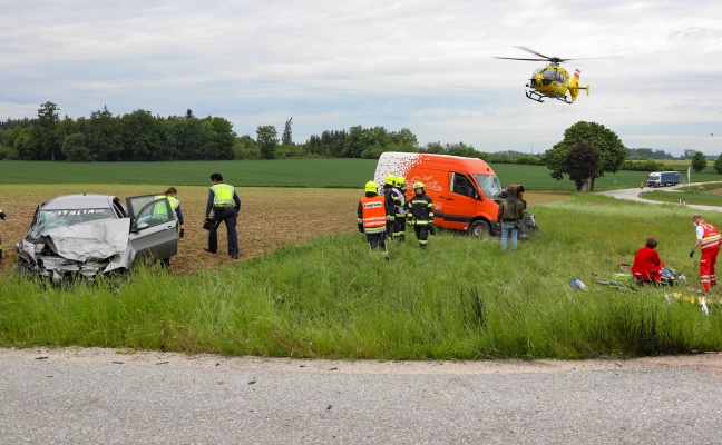 Kreuzungscrash zwischen Auto und Kleintransporter bei Sipbachzell fordert einen Schwerverletzten