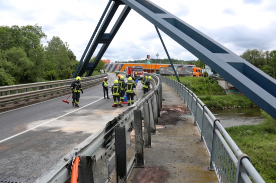 Verzwickte Lage: Kleintransporter landet bei Crash in Ansfelden auf Brckengelnder ber die Krems