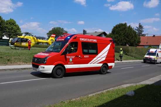 Notarzthubschrauber und Feuerwehr nach schwerem Fahrradunfall in Hrsching im Einsatz
