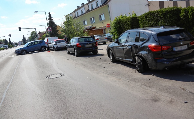 Blechsalat: Rasante Fahrt durch Wels-Lichtenegg endet mit fünf beschädigten Autos