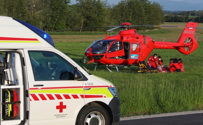 Notarzthubschrauber nach schwerem Fahrradsturz in Neukirchen bei Lambach im Einsatz
