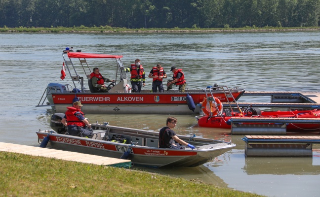 Arbeiter bei Mäharbeiten in die Donau gestürzt - Suchaktion der Feuerwehr auf der Donau