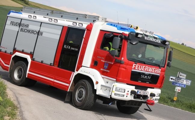 Nach Ausflug ins Grüne: Aufräumarbeiten durch die Feuerwehr bei Verkehrsunfall in Buchkirchen