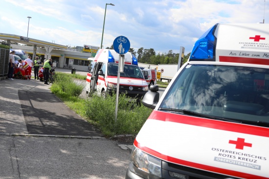 Kollision zwischen E-Bikerin und Radfahrer in Wels-Puchberg fordert zwei Leichtverletzte