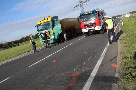 Verkehrsunfall zwischen LKW und PKW auf Wiener Strae in Edt bei Lambach